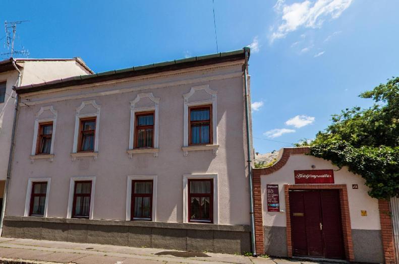 세게드 Holdfenyszallas B&B 외부 사진